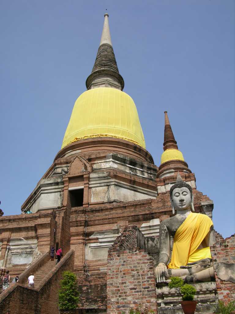 Bangkok 05 04 Ayutthaya Wat Yai Chai Mongkol Great Chedi The great chedi at Wat Yai Chai Mongkol in Ayutthaya was built in 1592 to celebrate King Naresuan�s single-handed defeat of the then Burmese Crown Prince after an elephant back duel.